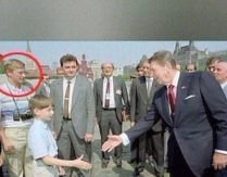 Putin apare deghizat în turist într-o fotografie din timpul vizitei lui Reagan la Moscova