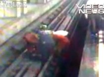 Imagini şocante: O fată s-a aruncat, fără să ezite, în faţa metroului (VIDEO)