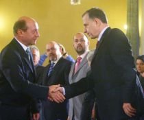 Băsescu şi Geoană şi-au împărţit televiziunea publică şi Radioul pentru campania electorală


