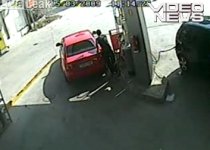 O şoferiţă a plecat dintr-o benzinărie cu pompă cu tot (VIDEO) 