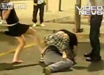Un bărbat, bătut crunt de doi băieţi şi o fată, în faţa camerei de filmat (VIDEO) 