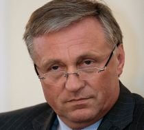 Premierul ceh, Mirek Topolanek, a demisionat după ce guvernul a căzut în urma unei moţiuni de cenzură