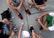 Studiu: Tinerii români se droghează mai puţin decât colegii lor din UE. Preferă alcoolul şi tutunul (VIDEO)
