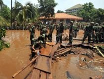 77 de indonezieni au murit după ruperea unui dig în apropiere de Jakarta