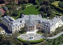 Casa lui Aaron Spelling, creatorul serialului "Beverly Hills 90 210", scoasă la vânzare