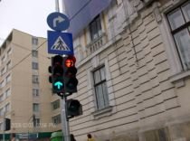 Intersecţie românească. Ce regulă respecţi când sunt prea multe semne? (FOTO)
