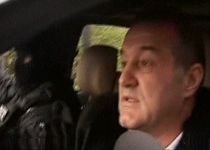 Cine conduce pe cine la Poliţie? Gigi Becali, "escortat" de patru dube şi-un mascat (VIDEO)