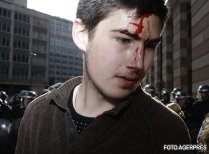 Poliţiştii britanici, atacaţi în timp ce îi ofereau primul-ajutor bărbatului decedat la protestele G20