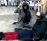 Şocant: O adolescentă de 17 ani din Pakistan, biciuită în plină stradă (VIDEO)