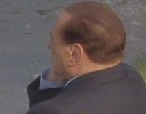 Gafă după gafă. Berlusconi a întrerupt un moment protocolar pentru a răspunde la telefon