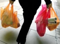 Taxa pentru pungile de plastic ar putea fi suspendată până în 2010