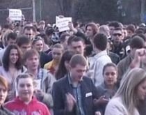 Mii de tineri protestează în Republica Moldova faţă de fraudarea alegerilor parlamentare (VIDEO)