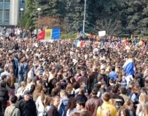 În Bucureşti s-a strigat din nou "Jos comuniştii". Manifestaţii de susţinere a moldovenilor