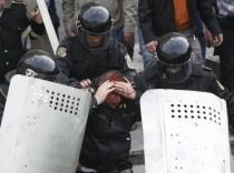 Poliţia moldoveană a preluat controlul clădirilor oficiale. Manifestanţii au fost împrăştiaţi şi arestaţi