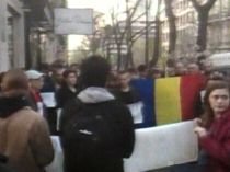 Protestele din Chişinău au ajuns şi la Paris: Sute de oameni s-au adunat în faţa ambasadei
