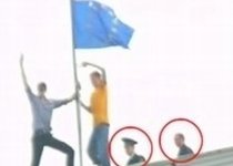 Doi moldoveni pretind că au arborat steagul UE "pentru a linişti masele" (VIDEO)
