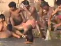 Râul sacru al hinduşilor, înecat în gunoaie. Indienii se scaldă alături de hoituri (VIDEO)