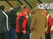 Amenzi şi suspendări, după ce masorul lui Dinamo a lovit cu capul un "secund" al FC Vaslui (VIDEO)
