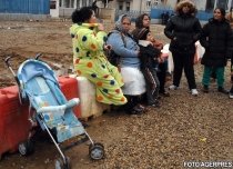 Paris. 100 de români de etnie romă, evacuaţi dintr-un depozit dezafectat 
