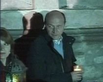 Traian Băsescu a luat lumină de la Mănăstirea Humorului. Geoană, de la malul mării (VIDEO)
