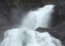 Un tânăr a murit, după ce a căzut în cascada Vălul Miresei