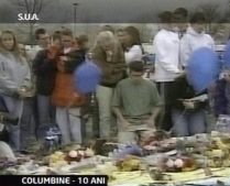 Americanii comemorează 10 ani de la masacrul de la Liceul Columbine (VIDEO)