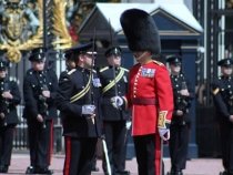 Ofiţeri din garda reginei Marii Britanii, acuzaţi că s-au fotografiat pe tronul regal