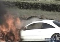 Constanţa. Un Mercedes a luat foc, în mers, în cea mai aglomerată intersecţie (VIDEO)