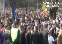 Violată de poliţişti pentru că a participat la protestele din Republica Moldova (VIDEO)