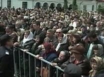 Credincioşii ortodocşi s-au călcat în picioare pentru un strop de agheasmă (VIDEO)
