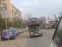 Cu Dacia supraetajată prin Bucureşti (FOTO)