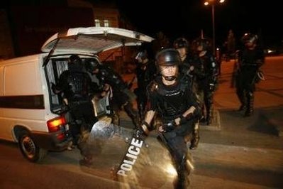 Poliţia din Bosnia a arestat un grup de huligani care a incendiat un autocar