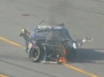 NASCAR: S-a rostogolit spectaculos cu maşina şi apoi a trecut linia de sosire alergând (VIDEO)