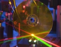 Tehnologie revoluţionară: Conţinutul a o sută de DVD-uri, stocat pe un singur disc 