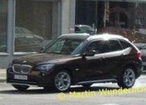 BMW X1, modelul de serie, surprins fără camuflaj în timpul unei şedinţe foto (FOTO)