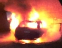 O maşină a luat foc la Medgidia, după ce s-a izbit de un pod (VIDEO)