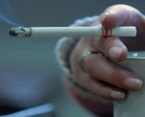 Studiu: Fumătoarele, mai expuse riscului de apariţie a cancerului pulmonar decât bărbaţii