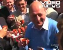 Traian Băsescu, stânjenit de jurnalişti: ?Lăsaţi camerele, ca să beau ţuica asta!? (VIDEO)