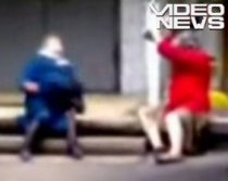 Violenţă la vârsta a treia: Două bătrâne îşi dau cu genţile în cap (VIDEO)