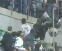 Remember 2001: Fanii lui Inter aruncă un scuter din peluză, la meciul cu Atalanta (VIDEO)