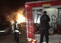 Două maşini, cuprinse de flăcări în cartierul bucureştean Rahova (VIDEO)