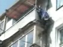 Imagini şocante în Rusia. O femeie s-a aruncat de la etajul cinci, sub privirile fiului ei (VIDEO)