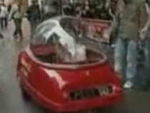 Cea mai mică maşină din lume, expusă la muzeul ?Ripley`s Believe It or Not? (VIDEO)