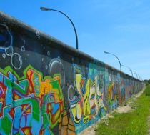 Zidul Berlinului...vândut la bucată. Un german s-a îmbogăţit după ce a comercializat fărâme din zid