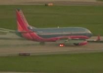 Aterizare cu "scântei": Roata unui avion, cuprinsă de flăcări pe un aeroport din Texas (VIDEO)