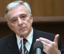 Isărescu: Politicienii abordează criza catastrofic şi inflamat