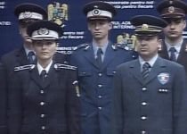 Poliţiştii îşi schimbă uniformele: Noile echipamente, prezentate la sediul MAI (VIDEO)