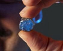 Un diamant albastru a fost vândut la licitaţie pentru şapte milioane de euro