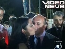 Gesturi tandre între Traian Băsescu şi o tânără de etnie romă (VIDEO)