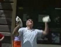 Acrobaţii "culinare", în Bucureşti: Un bucătar italian a jonglat 15 minute cu blaturi de pizza (VIDEO)